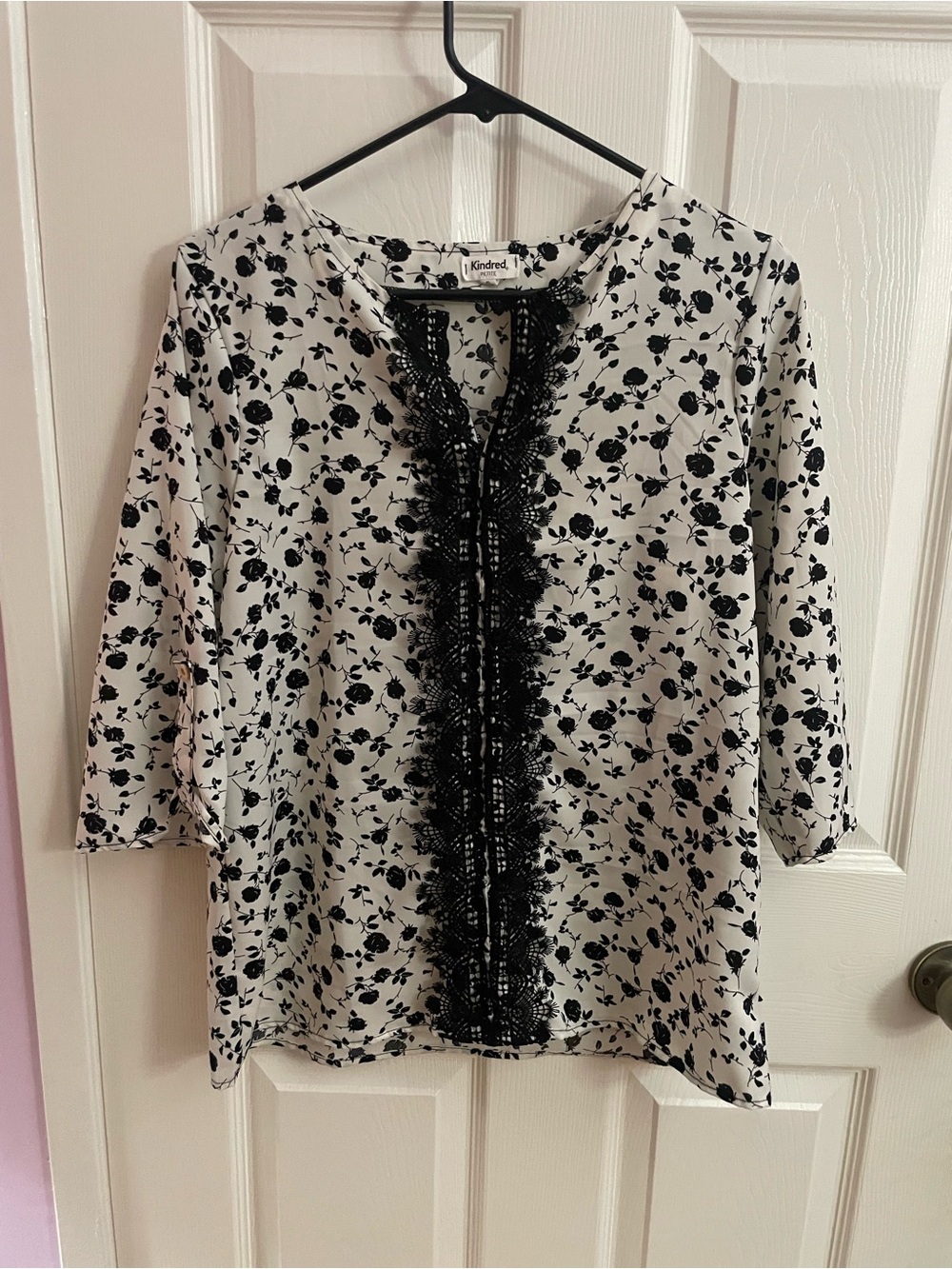 Kindred Black & White Floral Lace-Trim Blouse